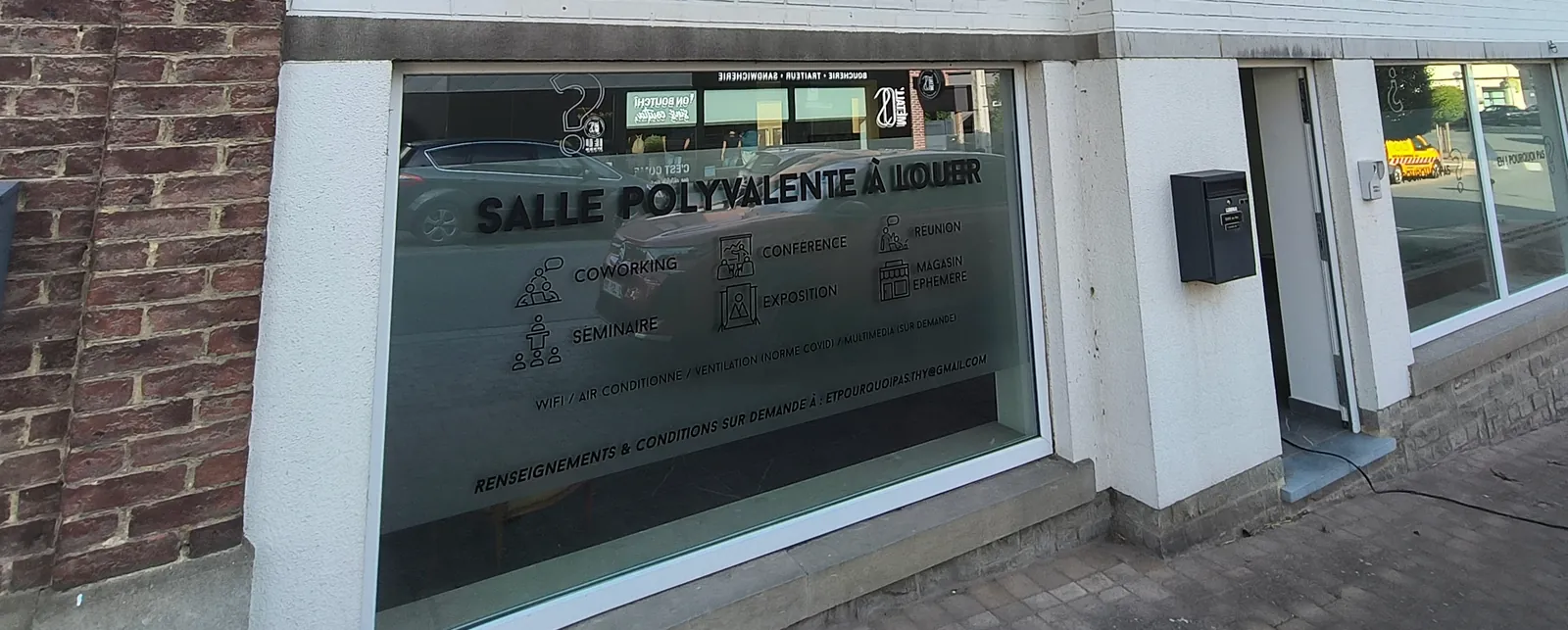 La vitrine de la salle Et Pourquoi Pas, sur rue, à Thy-le-Château