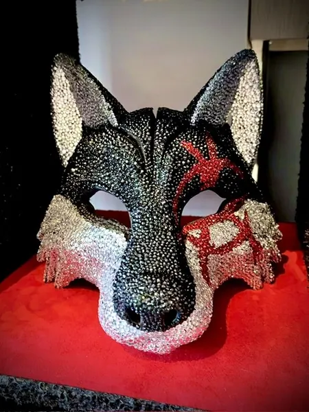 Masque de loup entièrement couvert de strass noirs, argent et rouges