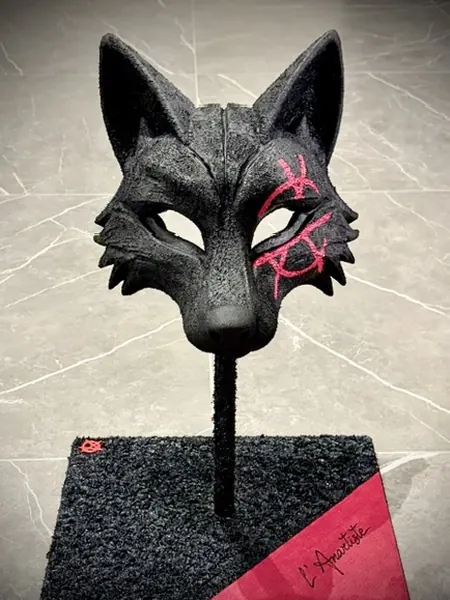 Masque de loup noir sur une tige, socle noir et rouge