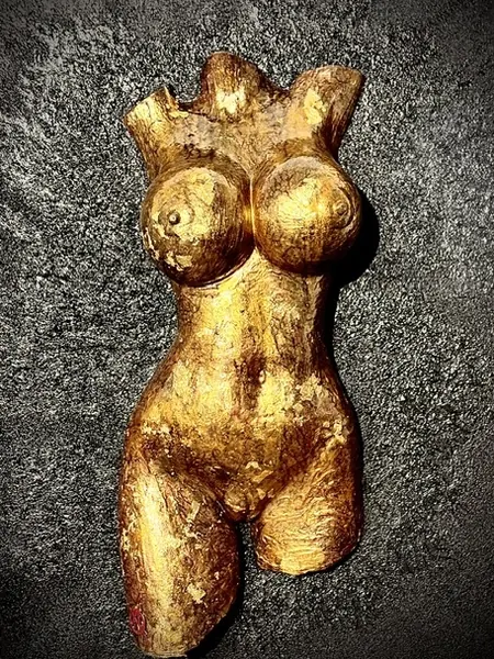 Torse sculpté doré à la feuille, sur fond sombre